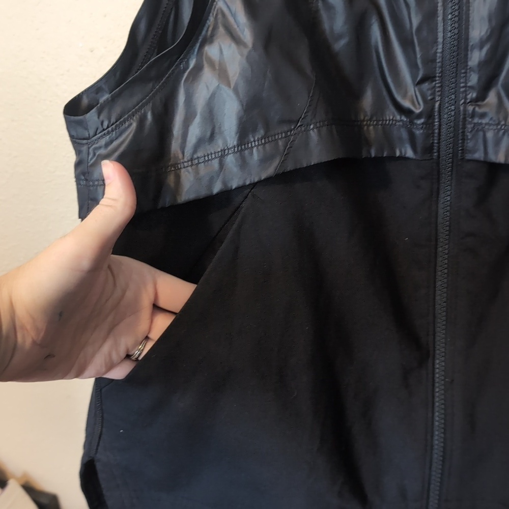 Under Armour Black Hooded Zip Up Vest - Picture 3 of 7
